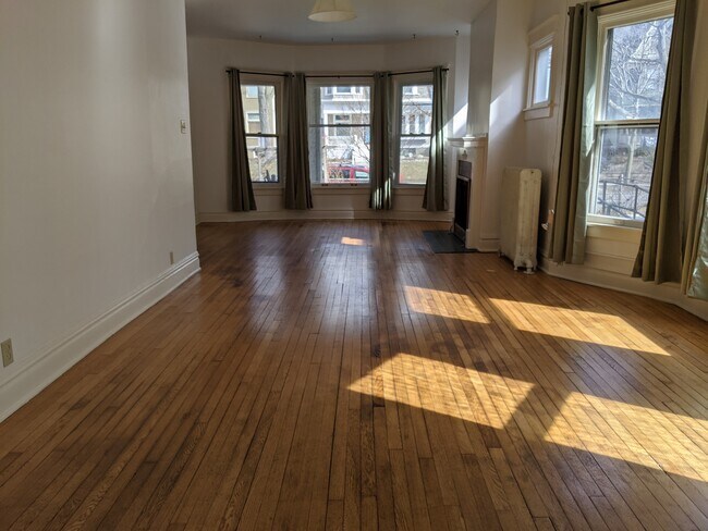 Living room - 2857 N Stowell Ave