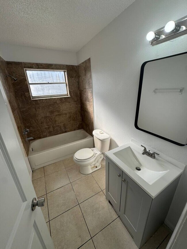 Building Photo - Highland St