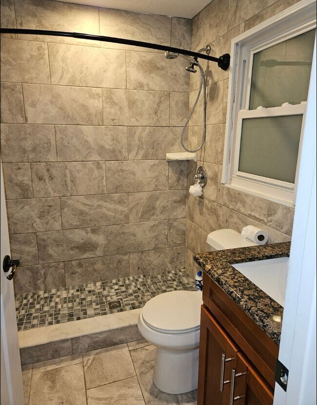 Building Photo - 1 BEDROOM / 1 BATHROOM GARAGE APARTMENT