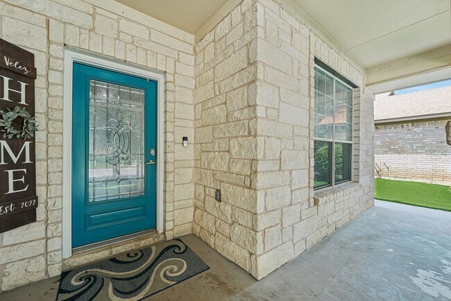 Foto del edificio - Massive 4 Bedroom, 2.5 Bathroom home in Blanco Vista - astro turfed front yard