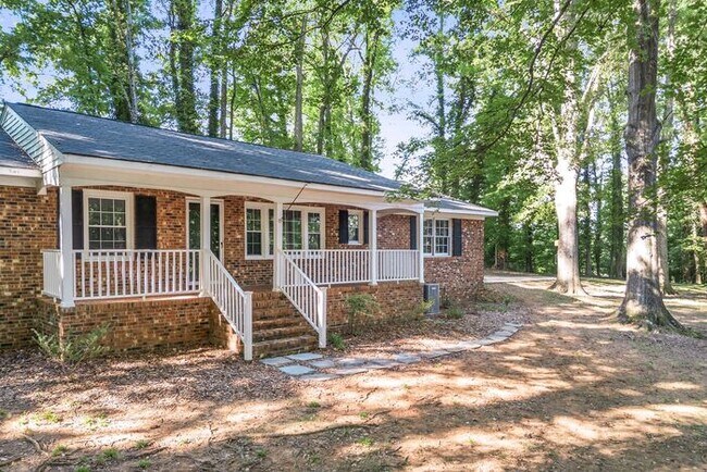 Foto del edificio - Summerfield, Updated Brick Ranch Home, SS Appliances, FP, Hardwoods, Front Porch & Carport!