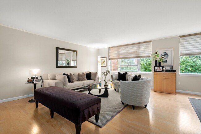 Foto del edificio - 20 Hammond Pond Pkwy