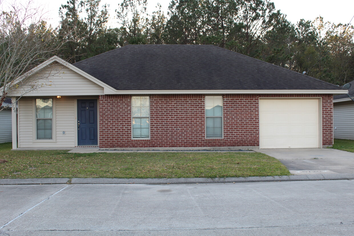 Primary Photo - 5720 Shadowbend Cir W