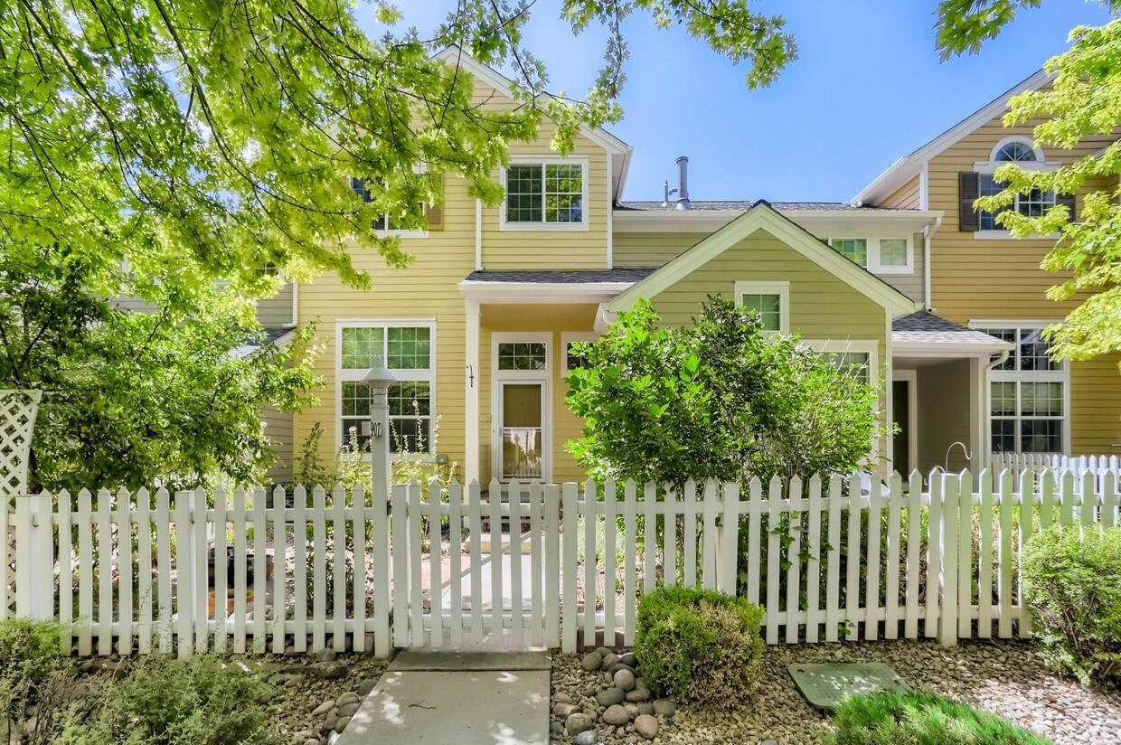 Sunny townhome in West Longmont! - Sunny townhome in West Longmont!