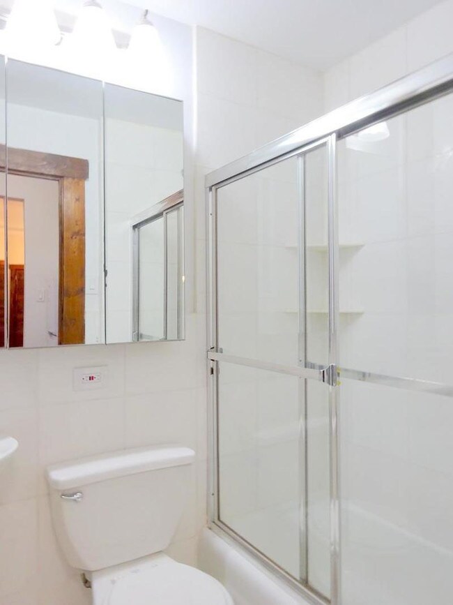 Foto del edificio - 326 E 58th St