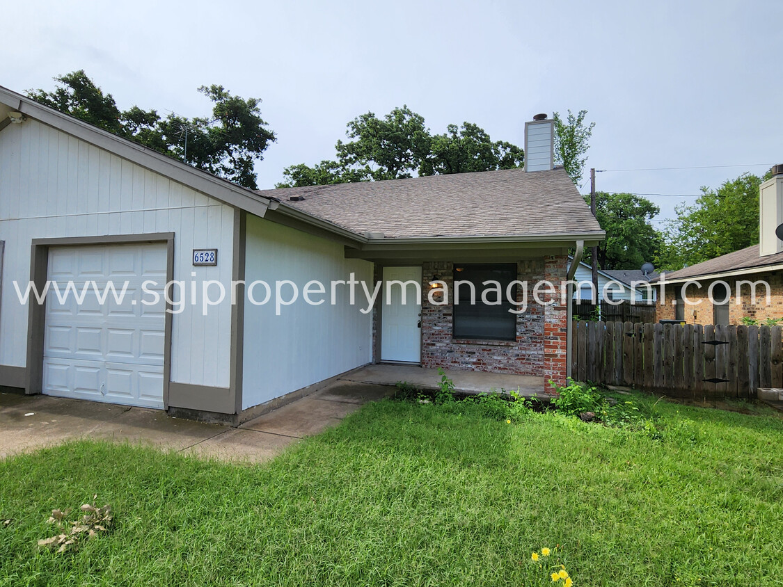 Foto principal - 2 Bed home in Fort Worth for rent