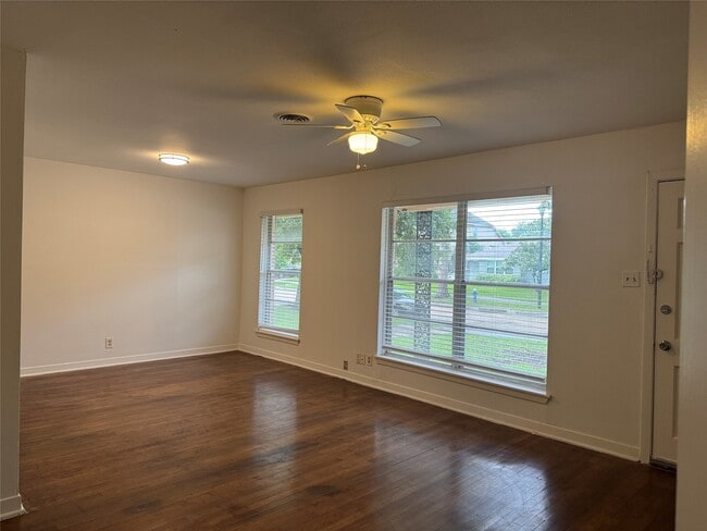 Building Photo - 4013 Newshire Dr