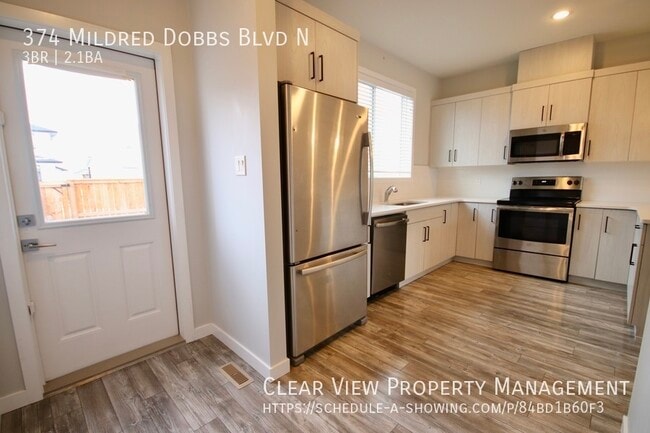 Building Photo - Bright and spacious recently built townhou...
