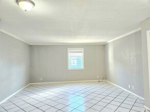 Building Photo - 1109 Broadway Avenue J