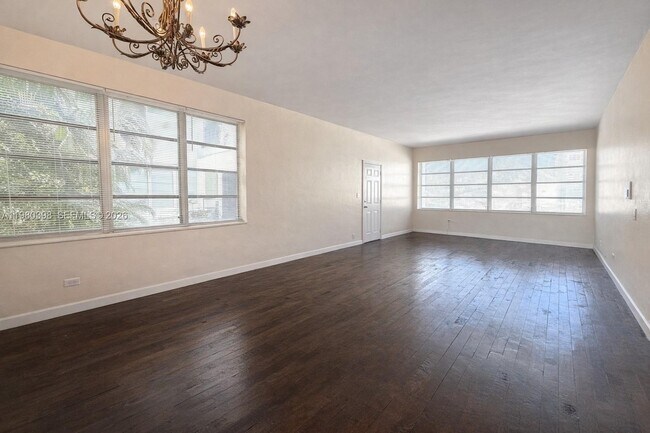 Foto del edificio - 4710 Pine Tree Dr