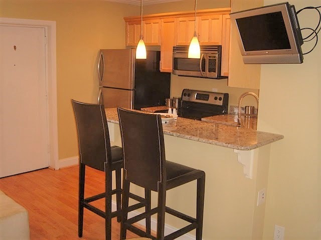 Building Photo - French Quarter Apartments - 11
