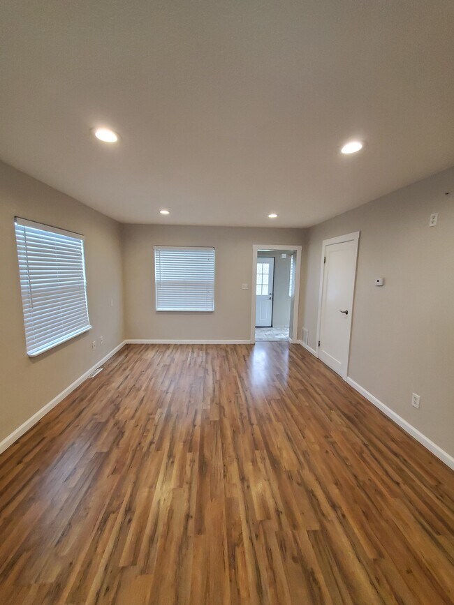 Building Photo - 834 9th St