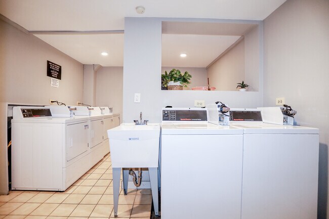 Foto del edificio - 541 W Briar Pl