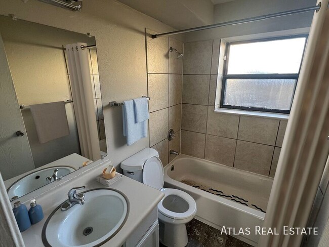 Building Photo - Huge, Open Floorplan with Washer / Dryer I...