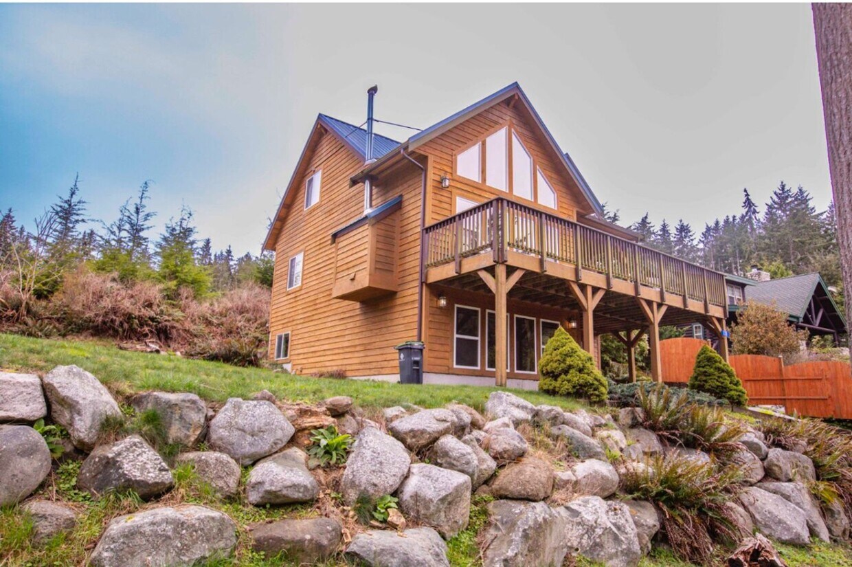 Primary Photo - Lovely Honeymoon Lake Home!