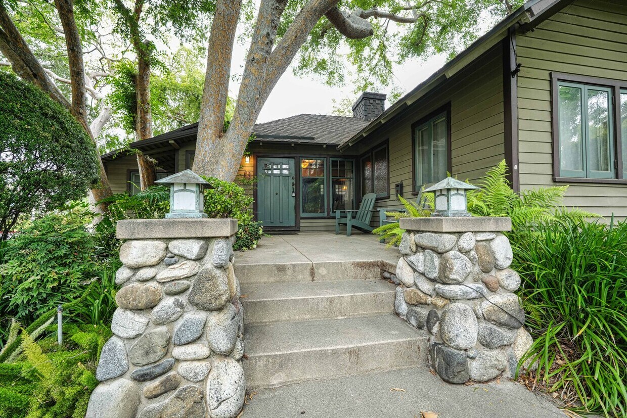 Foto principal - COMING SOON!!! BEAUTIFUL HISTORIC HOME LOC...