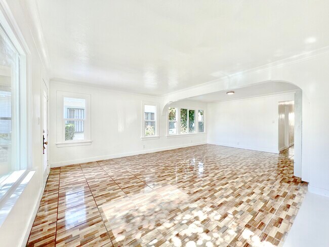 Building Photo - 523 W 49th St