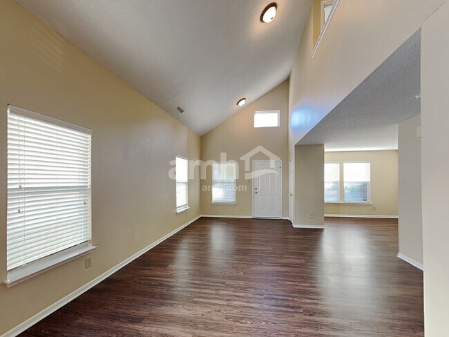 Building Photo - 916 Ravine Drive