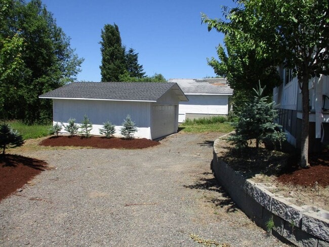 Building Photo - Charming Renovated Farmhouse with Territor...