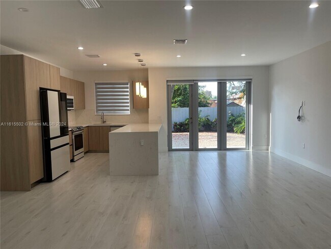 Foto del edificio - 3155 NW 103rd St