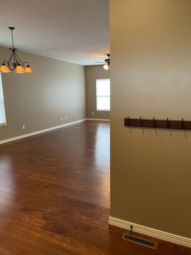 Foto del edificio - Beautiful all brick 4 bedroom home!