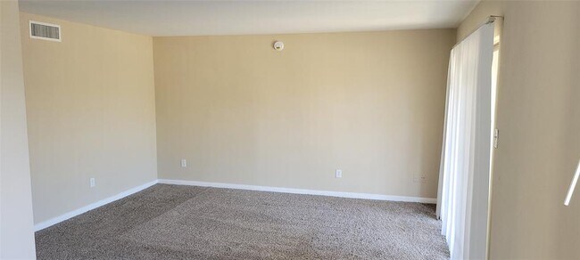 Building Photo - 5625 Antoine Dr