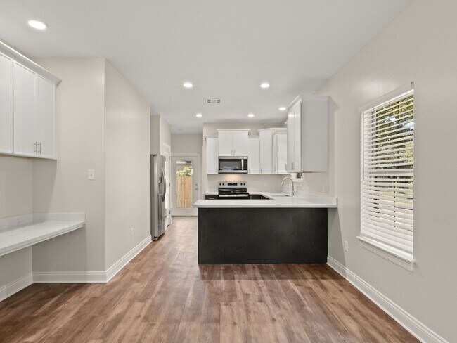 Building Photo - 402 S Division St