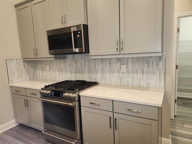 Building Photo - 12573 Oak Hill Way