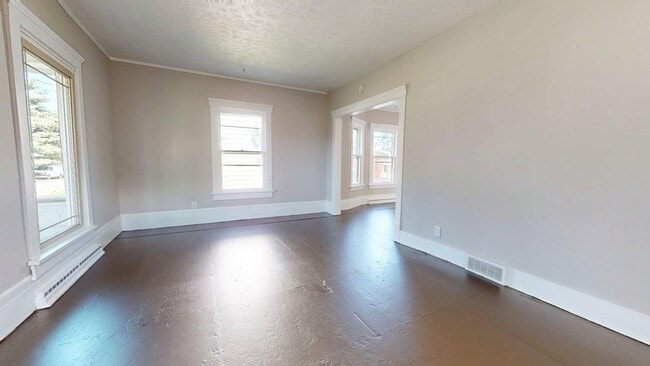 Building Photo - Beautiful 3 Bedroom 2 bathroom - Single Family Home