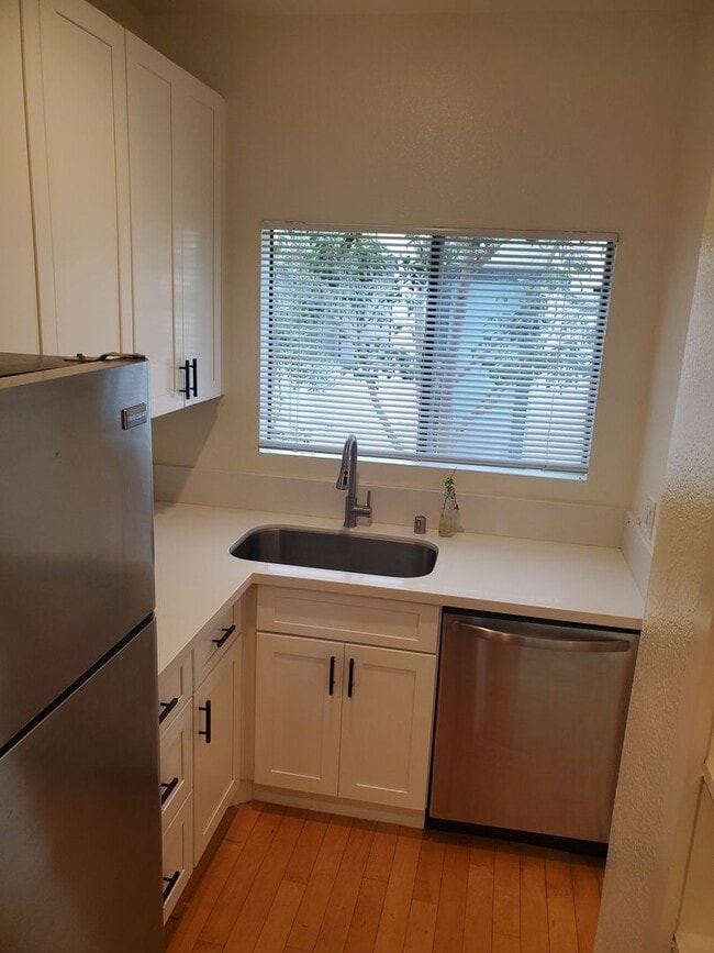 Building Photo - 2 BED + 2 1/2 BATH IN VENICE