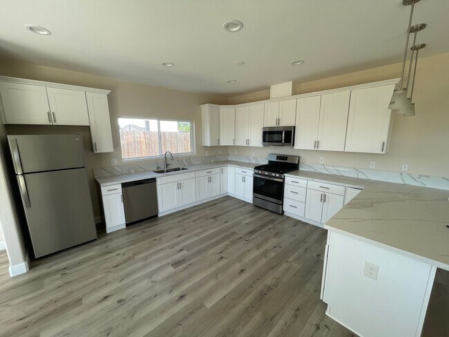 Foto del edificio - Paradise 2 bed 2 bath with 2 bonus rooms! Newer construction 1700+sqft