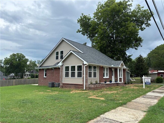 Building Photo - 107 Johnson St