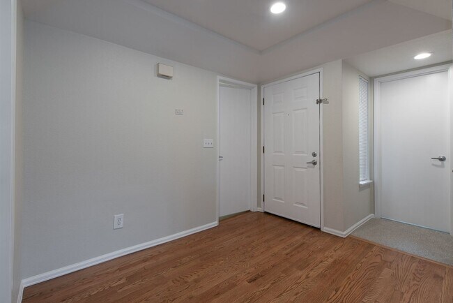 Foto del edificio - Beautifully Remodeled 2 Bed 2 Bath Redmond Condo!