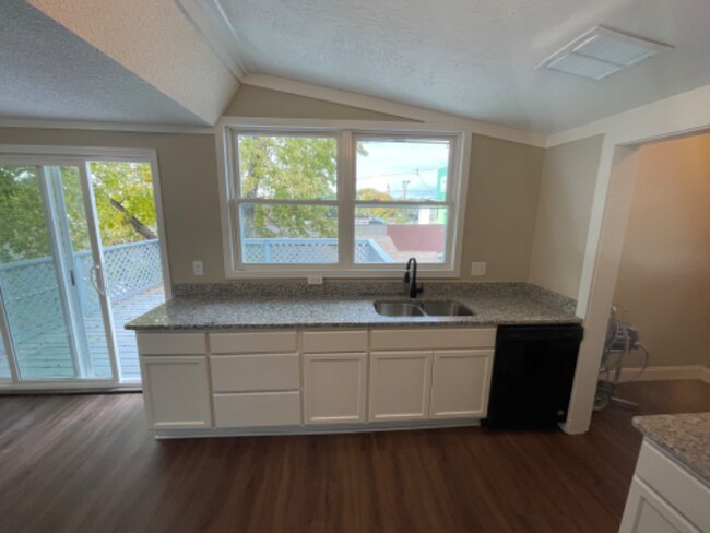 Building Photo - 277 Aurora Ave