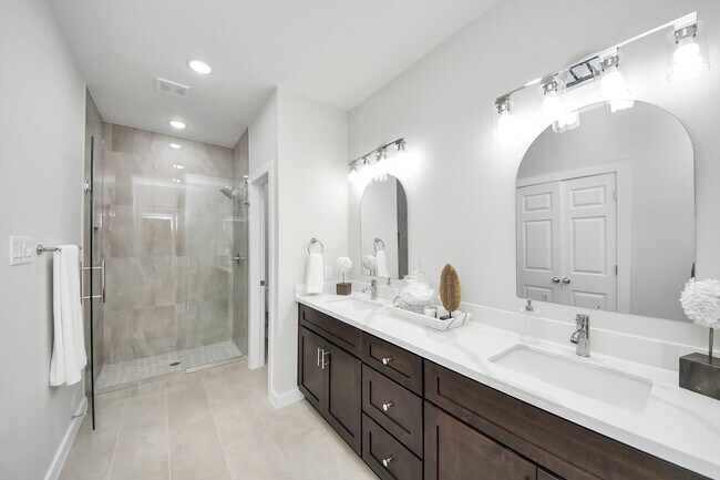 Building Photo - 5205 Kenilwood Dr