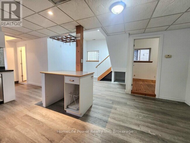 Photo du bâtiment - 110 Surrey St E