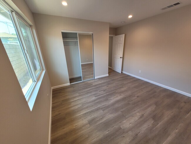 Foto del edificio - 24700 Broad Ave