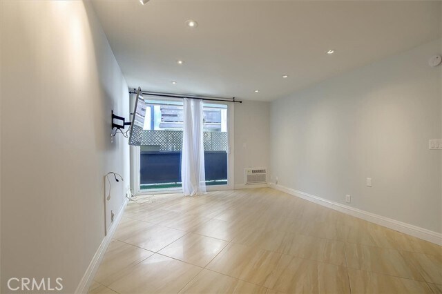 Building Photo - 117 S Doheny Dr