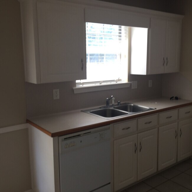 Foto del edificio - Sorry No Smoking and Pets Permitted with Restrictions