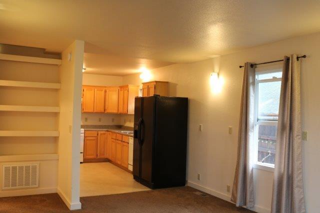 Building Photo - Near Sequoia Zoo and Park, Cozy 2/1 with l...