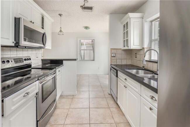 Foto del edificio - 17165 NW 13th St