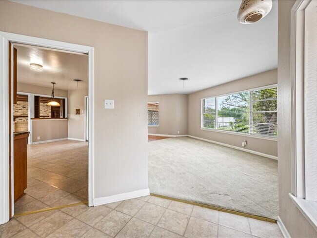 Foto del edificio - Charming 3-Bedroom Home with Spacious Livi...