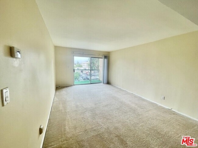 Sala de estar - 18307 Burbank Blvd