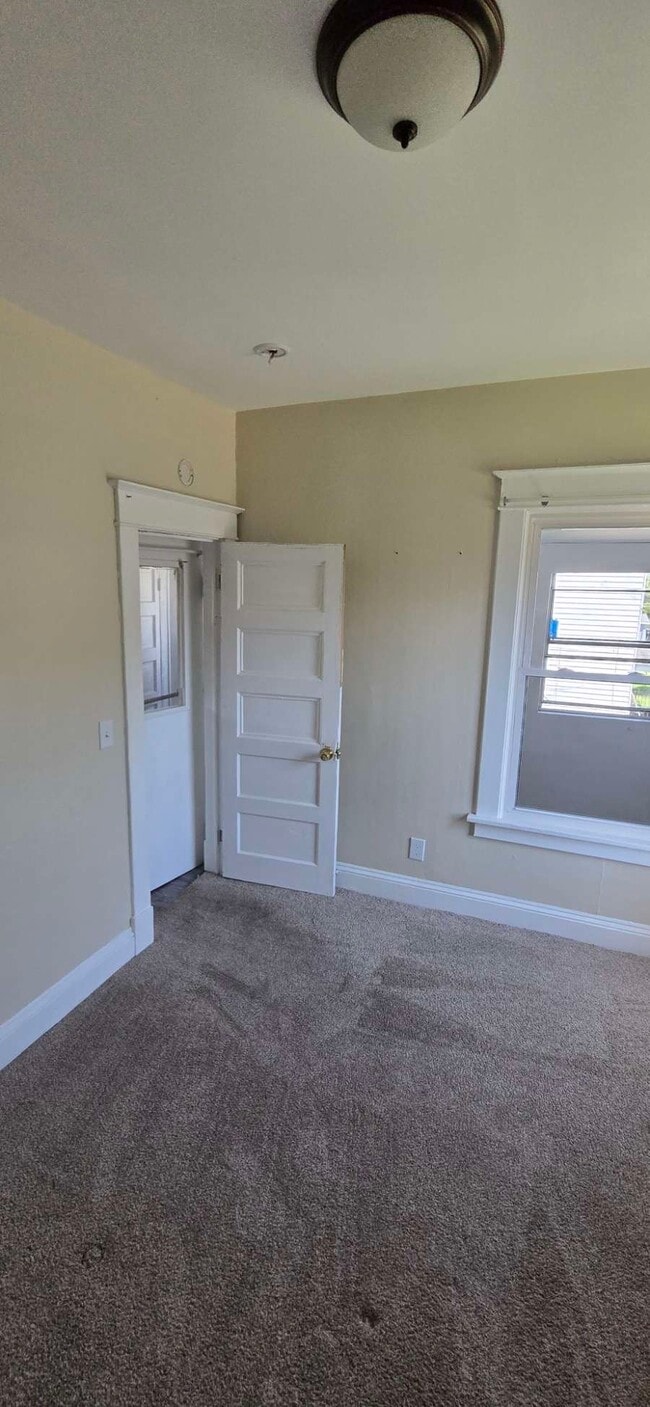 Room - 163 Bridge Ave