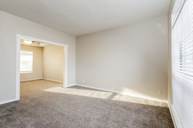 Building Photo - 820 N Willow Ave