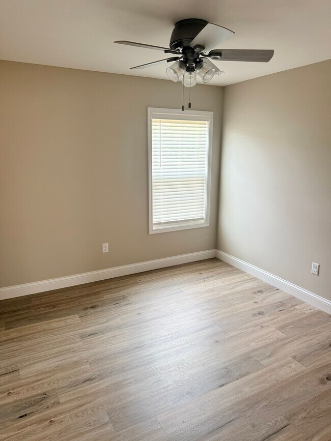 Foto del edificio - 249 Oak Grove Cir