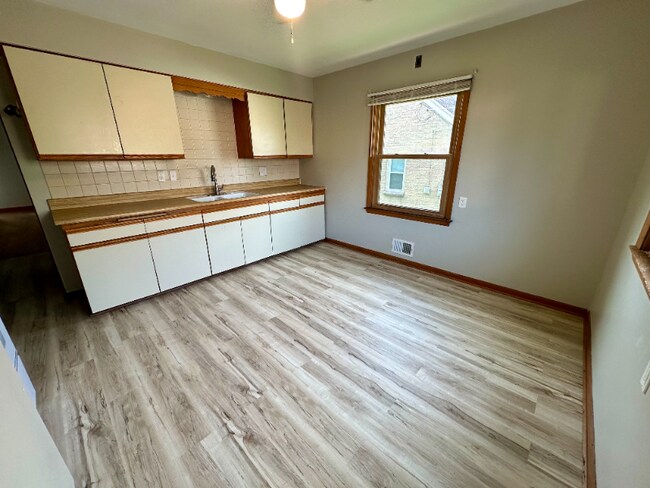 Foto del edificio - 3389 S Whitnall Ave
