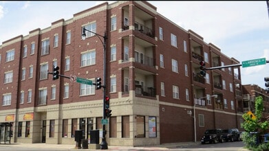 Building Photo - 3000 W Lawrence Ave