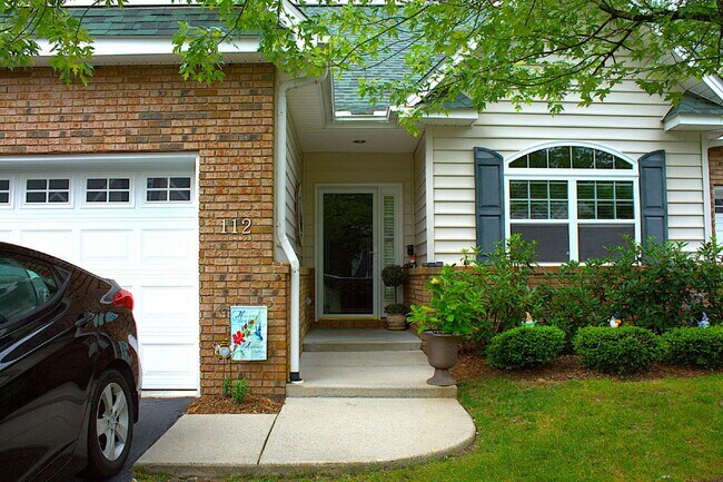 Foto del edificio - "Luxurious 3-Bed Condo in Hendersonville: Spacious 2023 Sq Ft within a 55+ community.”