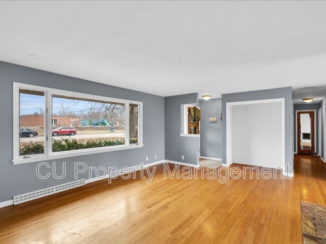 Building Photo - 905 Broadmoor Dr